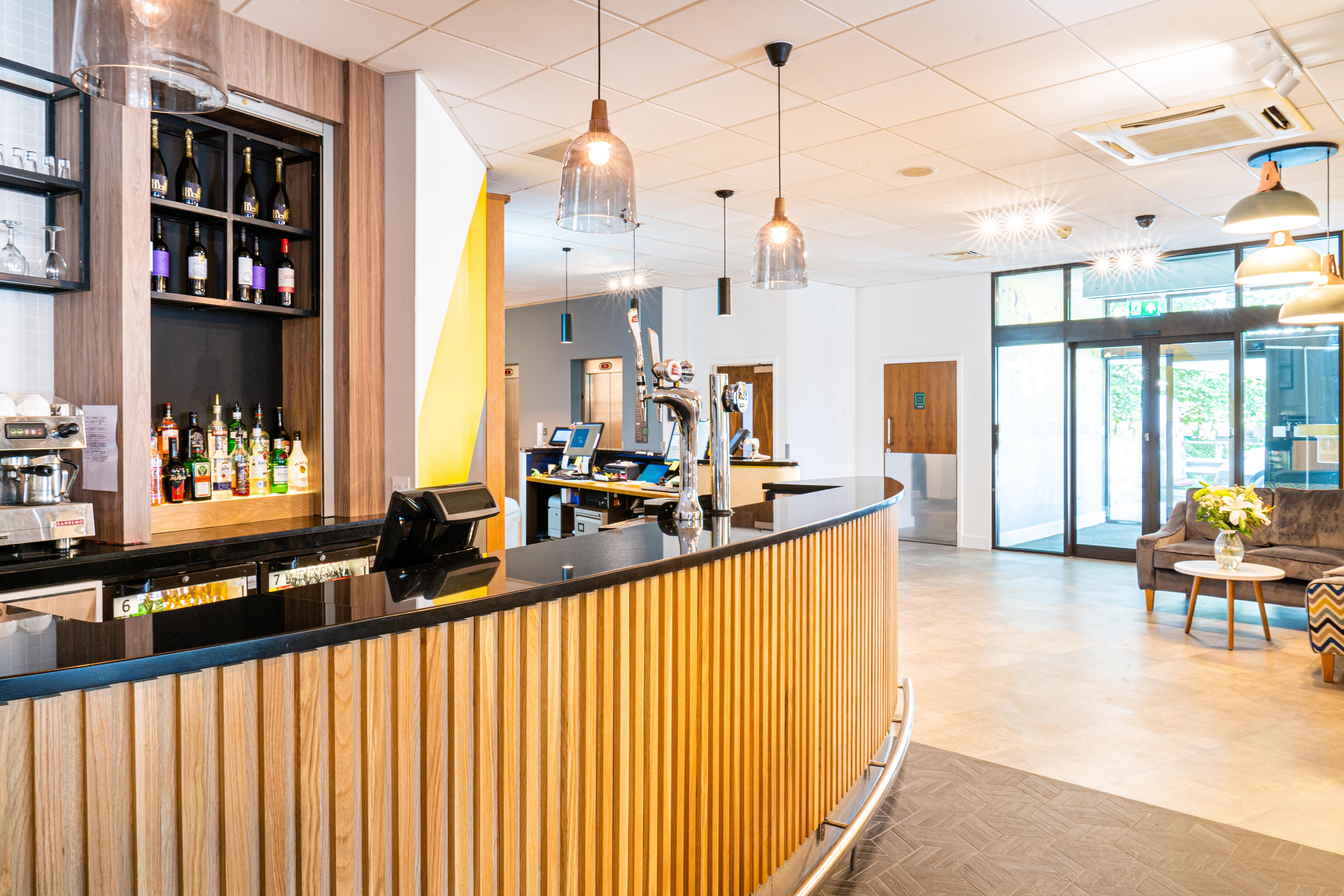 Holiday Inn Bournemouth By Ihg Bagian luar foto