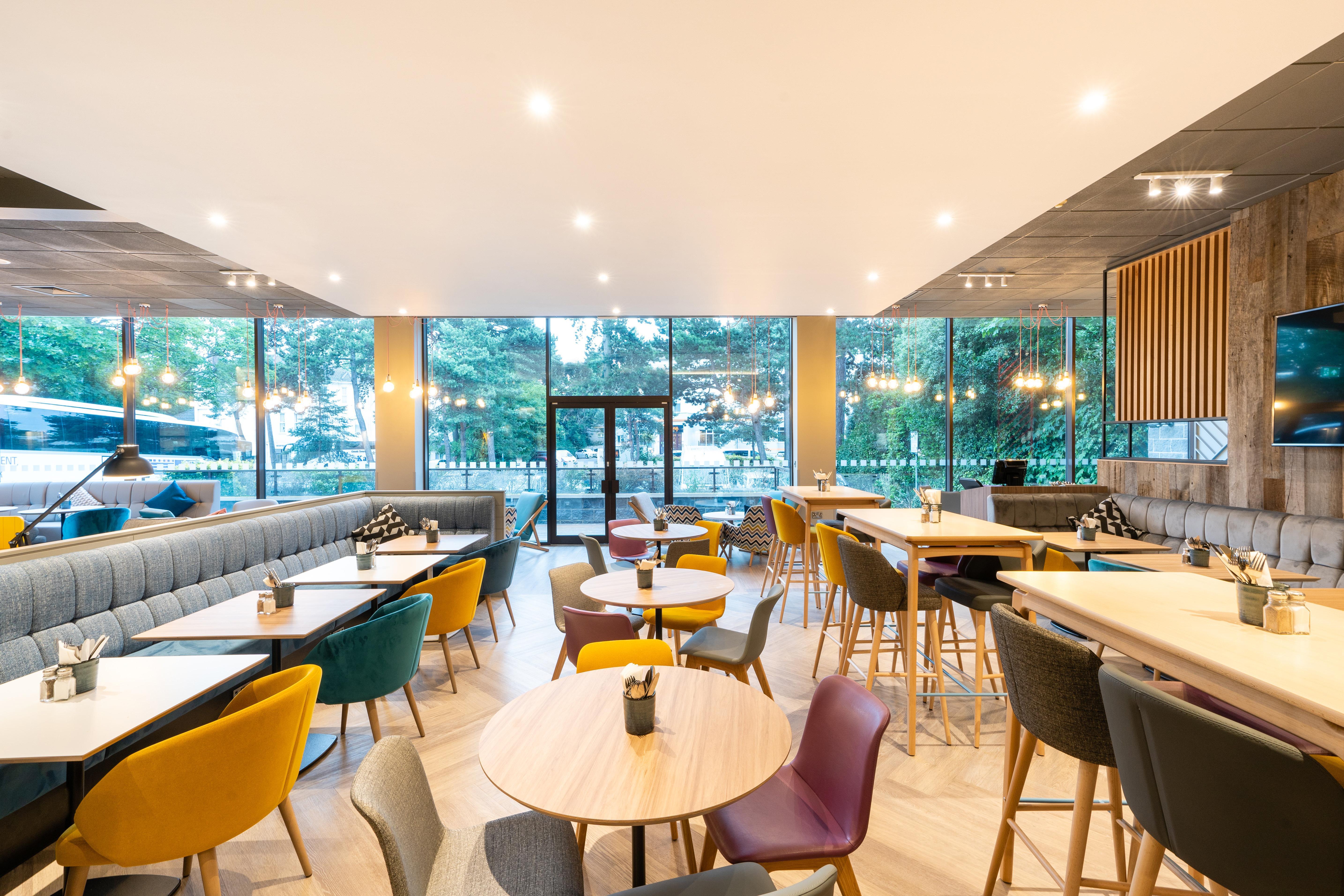 Holiday Inn Bournemouth By Ihg Bagian luar foto