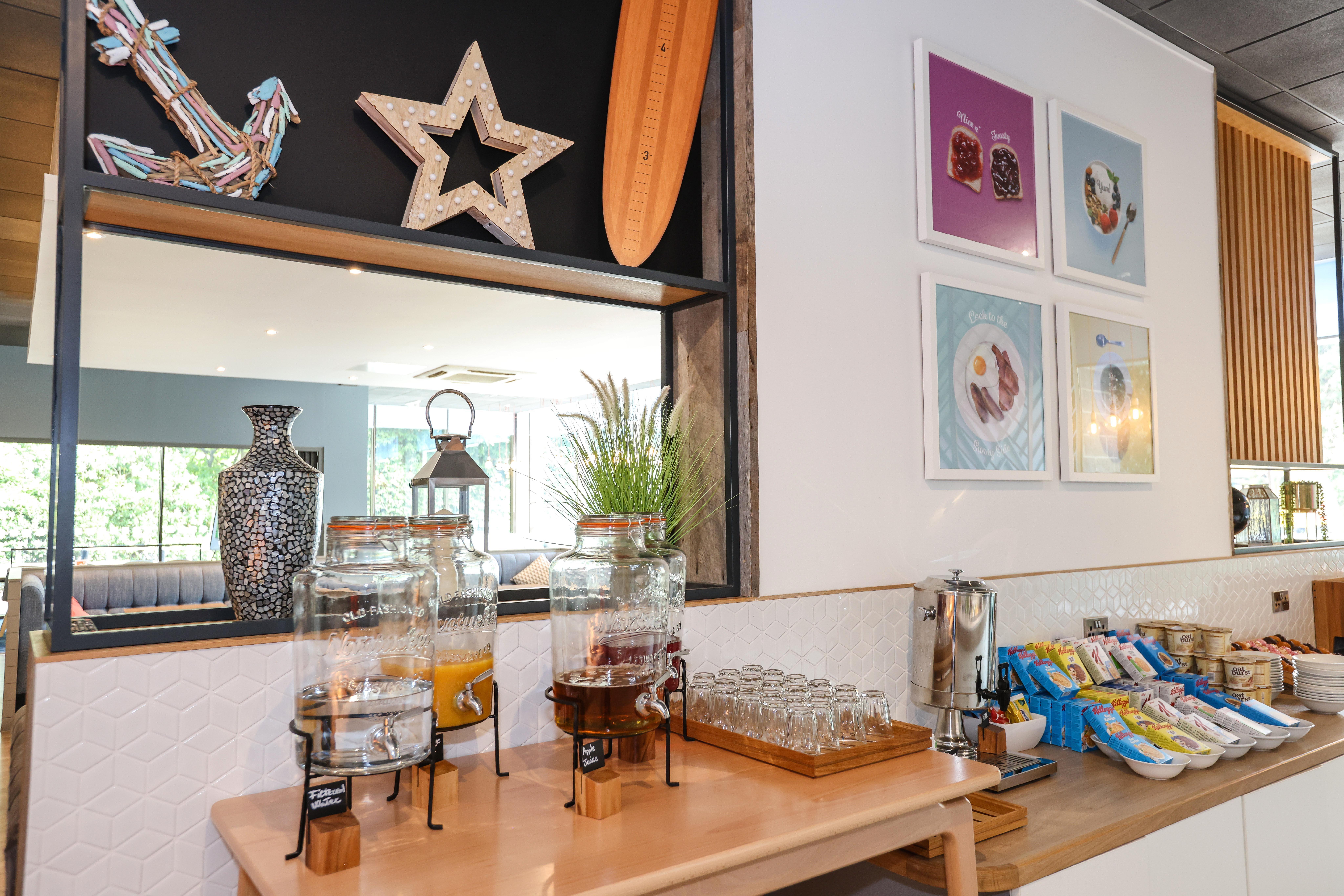 Holiday Inn Bournemouth By Ihg Bagian luar foto